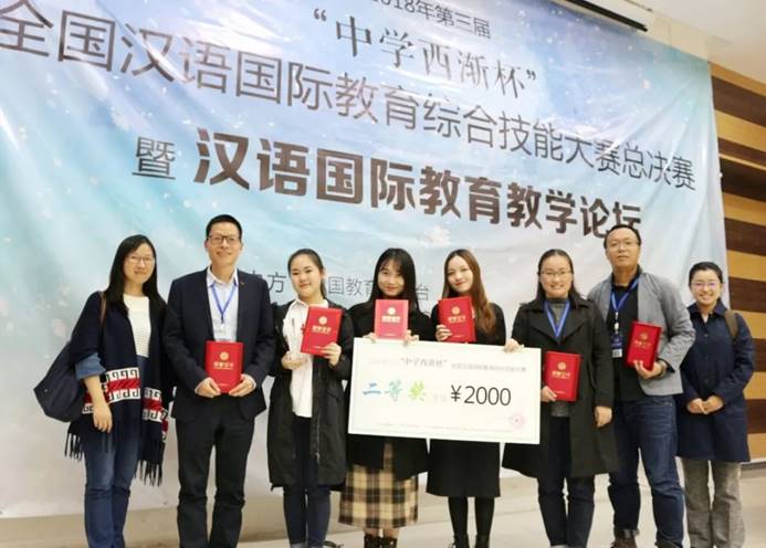 图片包含 人员, 站立, 群组, 伪装自动生成的说明