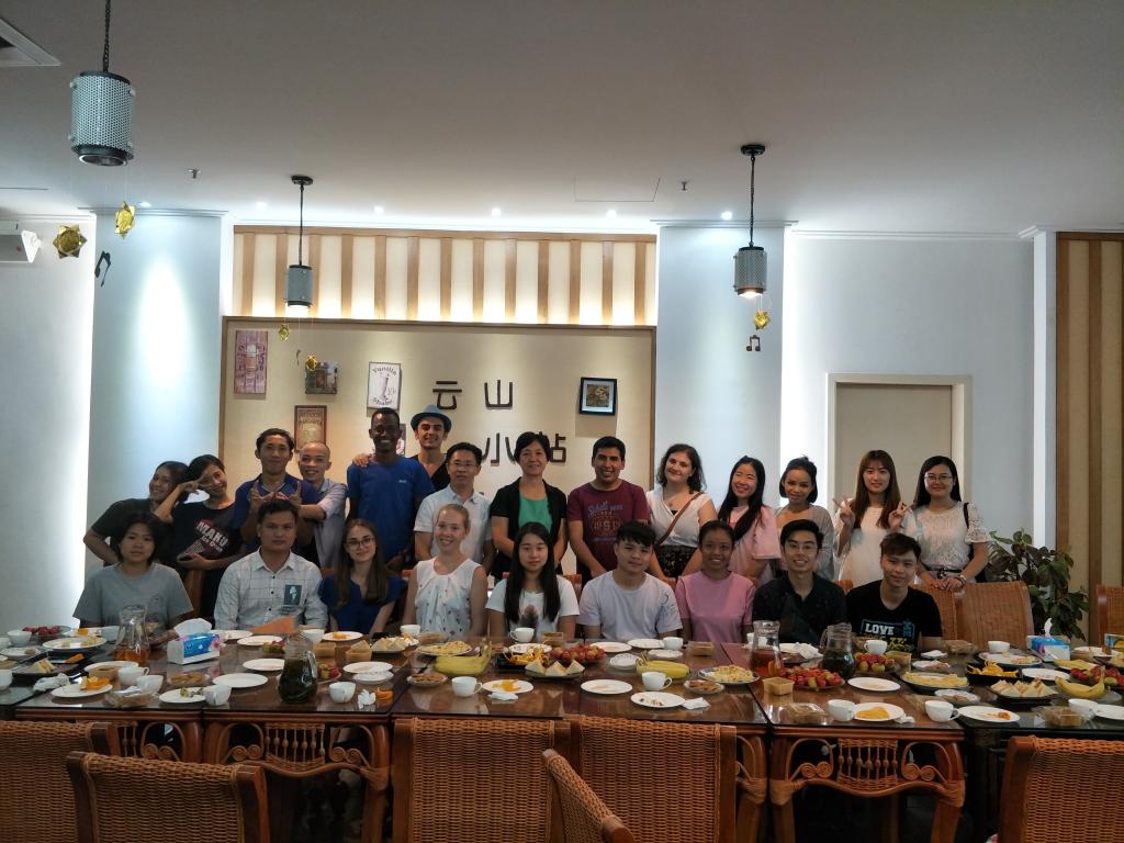 公司领导老师和留学新生共度中秋佳节