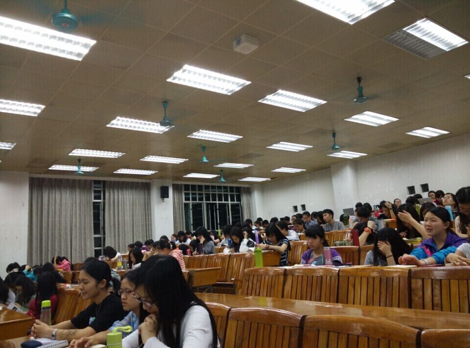 商英公司同学正在认真听讲