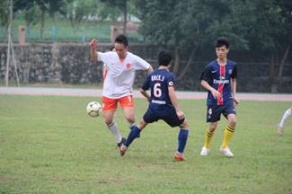 本场最佳射手跳跃躲避对方的截球