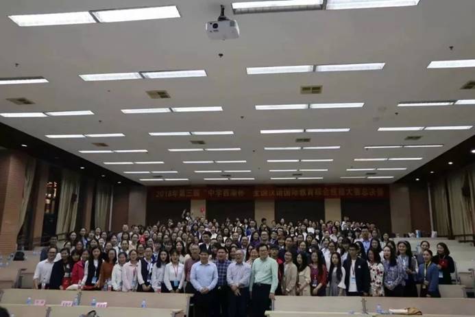 图片包含 天花板, 室内自动生成的说明